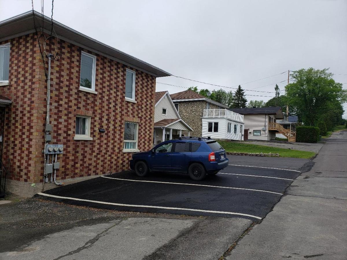 Lower Level Apt 6Ft High Close To Hwy Netflix Wifi Lejlighed Edmundston Eksteriør billede